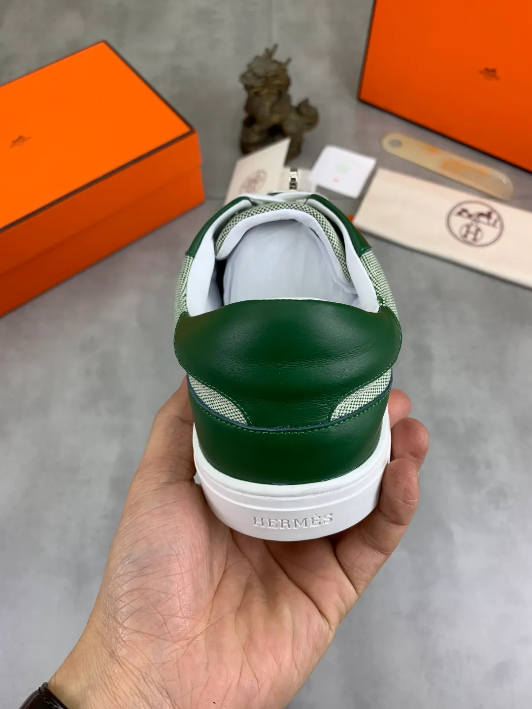 Men's men's shoes 💰P640 New Hermes top version Hermès classic couple style #𝐊𝐞𝐥𝐥𝐲 buckle casual white shoes skateboard shoes that will not conflict with shoes at all. Full of unknowns, Hermès rarely produces flat casual shoes and they are paired with classic palladium-plated Kelly shoe buckles! You'll fall in love with it at first sight. It's super versatile and can be worn with any skirt or pants. 🉑️Close your eyes and wear it. It's super noble. Fabric: Specific cowhide/canvas material. Lining: Sheepskin lining. Outsole: Original molded TPU outsole. Size: 35-45.